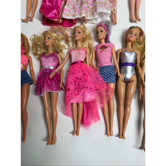 HUGE LOT of 21 BARBIE AND FRIENDS Dolls Mattel Clones See Description - Picture 8 of 9